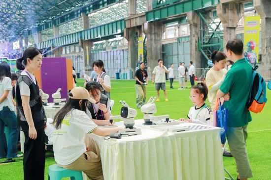 图为游客与AI机器人下五子棋。 主办方供图 图为游客与AI机器人下五子棋。 主办方供图
