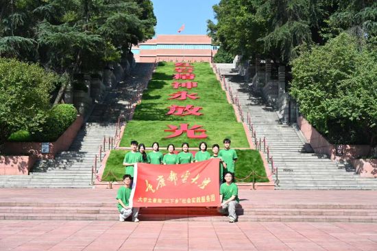 图为合影留念。活动举办方供图 图为合影留念。活动举办方供图