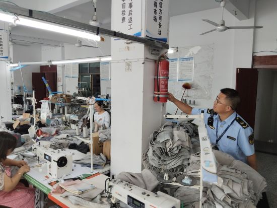 图为检查服装加工厂。 受访者供图 图为检查服装加工厂。 受访者供图