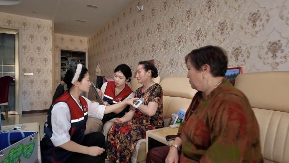 图为家庭医生走进居民家中开展健康随访。 丰都县委宣传部供图 图为家庭医生走进居民家中开展健康随访。 丰都县委宣传部供图