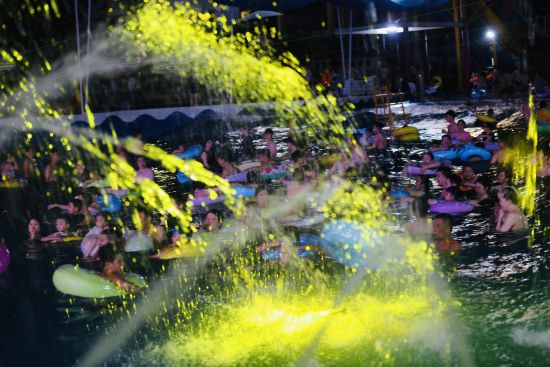 图为活动现场市民玩水纳凉。杨孝永 摄 图为活动现场市民玩水纳凉。杨孝永 摄