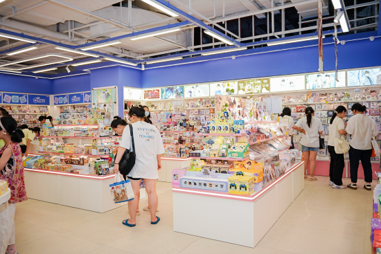 图为消费者选购商品。重庆百货供图 图为消费者选购商品。重庆百货供图