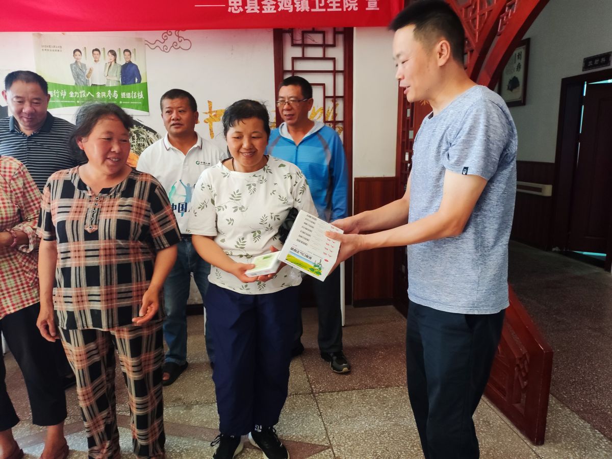 图为工作人员为环卫工人送上防暑物资。忠县金鸡镇卫生院供图 图为工作人员为环卫工人送上防暑物资。忠县金鸡镇卫生院供图