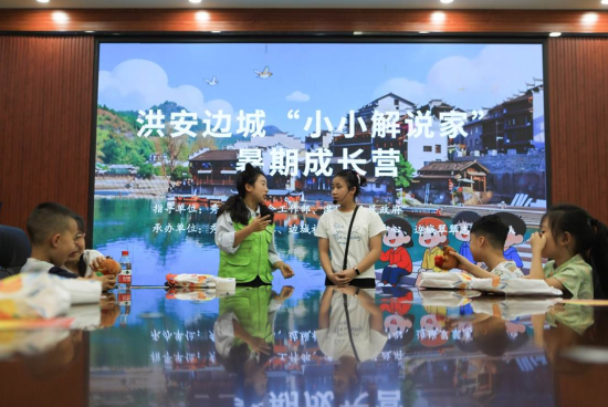 图为小朋友学习讲解技巧。胡程 摄 图为小朋友学习讲解技巧。胡程 摄