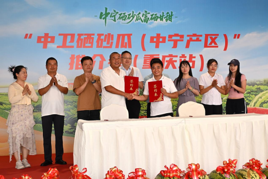 图为签约现场。马雯婧 摄 图为签约现场。马雯婧 摄