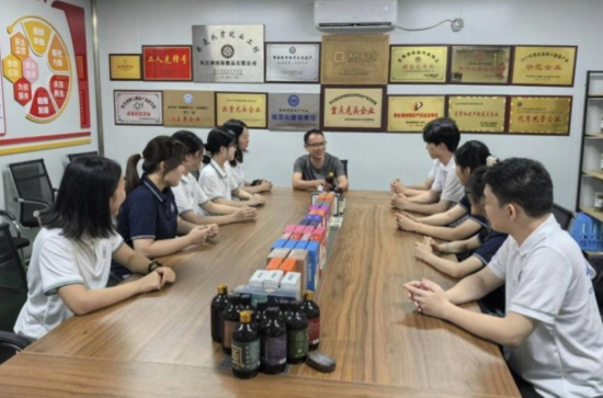 图为实践团成员深入企业座谈。受访单位供图 图为实践团成员深入企业座谈。受访单位供图