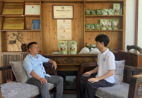 图为实践团成员与村干部对谈。受访单位供图 图为实践团成员与村干部对谈。受访单位供图