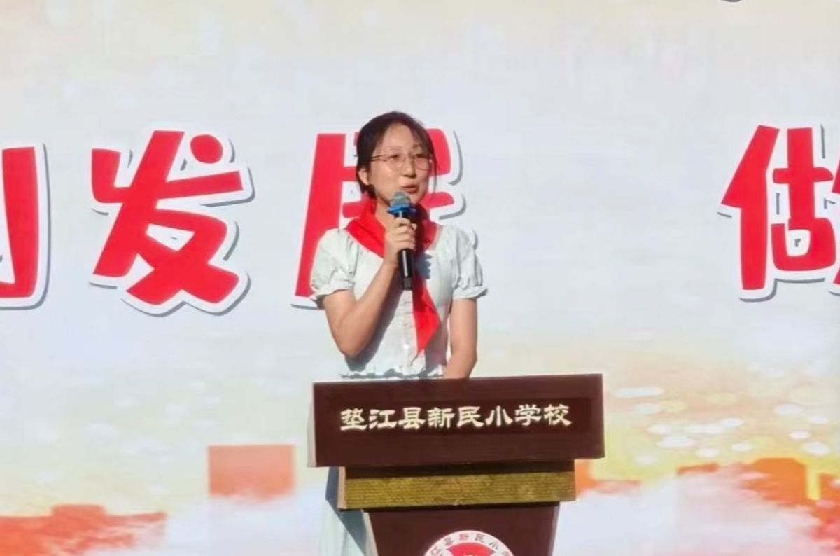 图为新教师代表发言。垫江县新民小学供图 图为新教师代表发言。垫江县新民小学供图