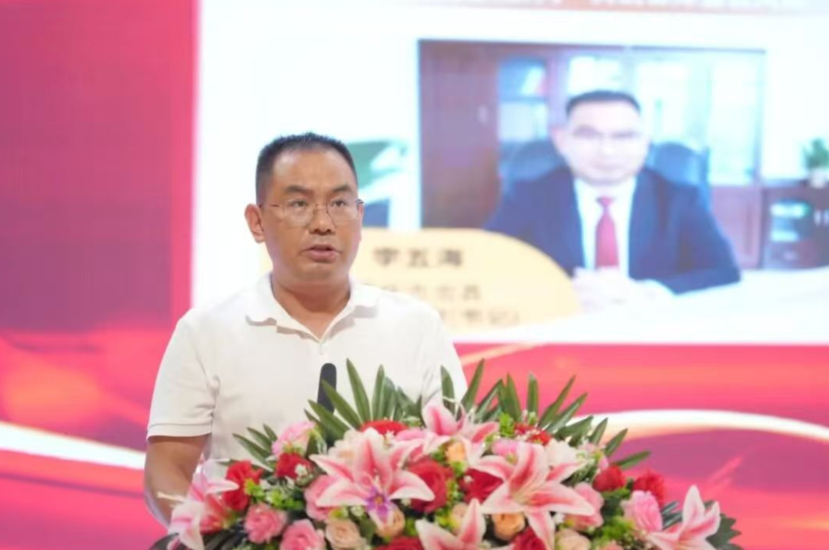 图为忠县忠州中学党委书记李五海致辞。忠县忠州中学供图 图为忠县忠州中学党委书记李五海致辞。忠县忠州中学供图