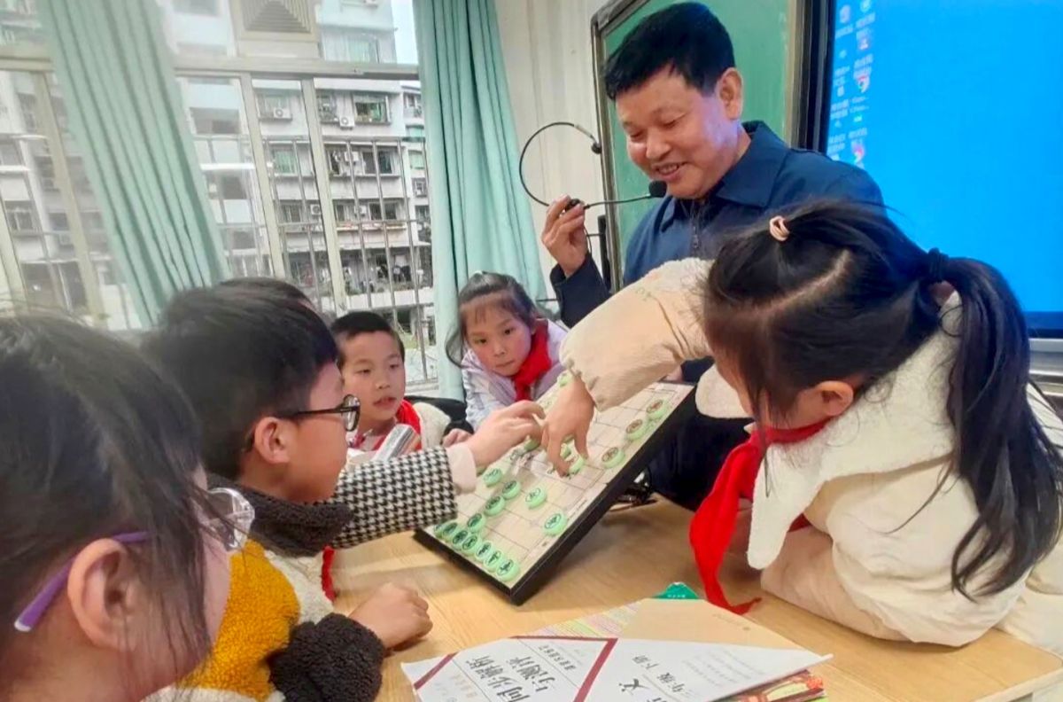 图为教练对学生进行象棋辅导。永川区南大街小学校供图 图为教练对学生进行象棋辅导。永川区南大街小学校供图