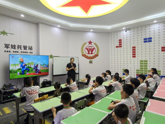 图为王红在“军娃托管站”为小朋友授课。受访单位供图 图为王红在“军娃托管站”为小朋友授课。受访单位供图