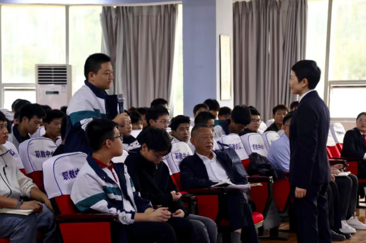 图为彭静与学生互动答疑。城口职教中心供图 图为彭静与学生互动答疑。城口职教中心供图