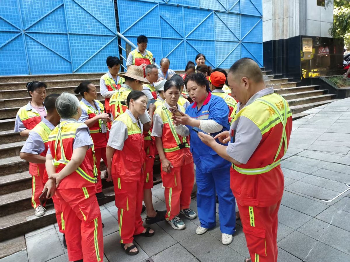 图为现场教学。渝中区解放碑城市综合管理所供图 图为现场教学。渝中区解放碑城市综合管理所供图