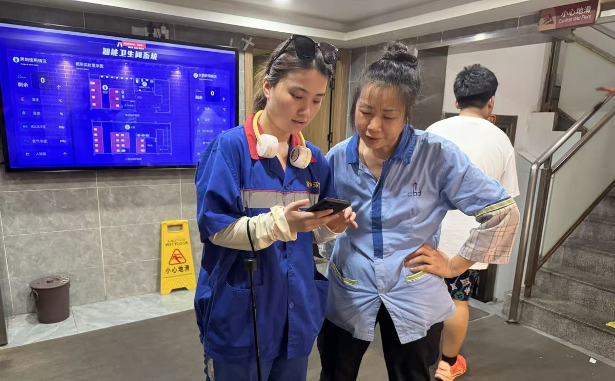 图为手把手教学。渝中区解放碑城市综合管理所供图 图为手把手教学。渝中区解放碑城市综合管理所供图