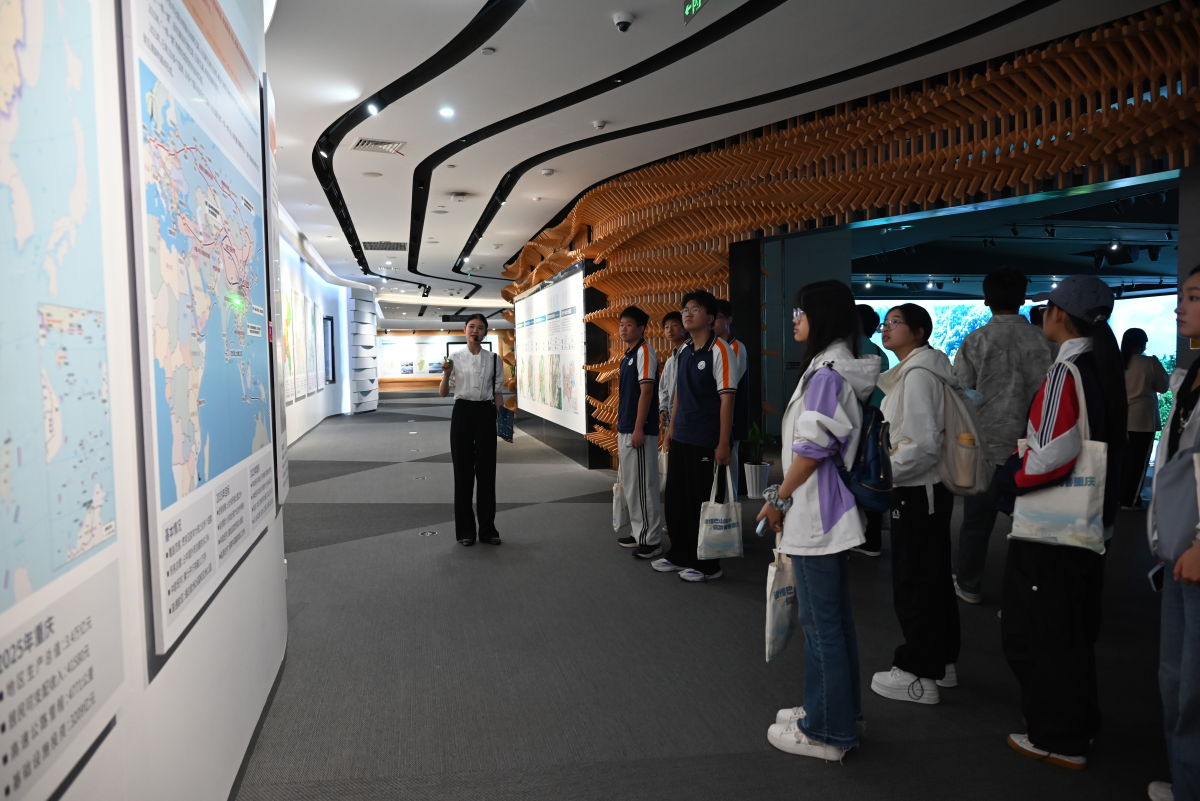 图为同学们在重庆市规划展览馆参观。张旭 摄 图为同学们在重庆市规划展览馆参观。张旭 摄