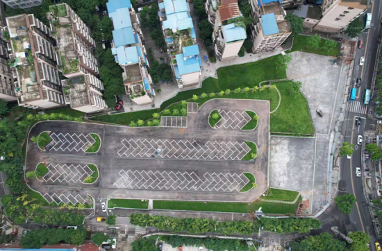 图为巴南区工农坡建设后的停车场。受访单位供图 图为巴南区工农坡建设后的停车场。受访单位供图