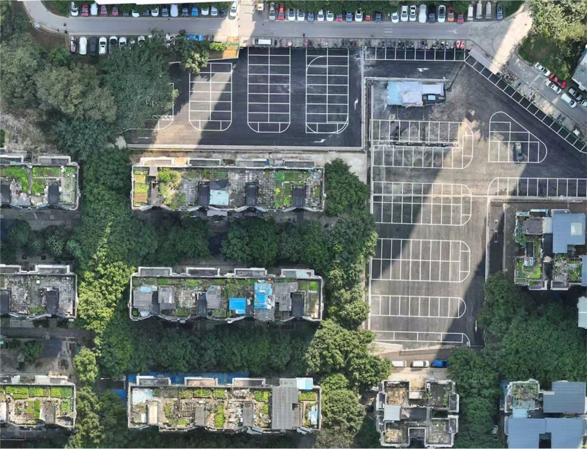 图为万泉街社区建设后的停车场。受访单位供图 图为万泉街社区建设后的停车场。受访单位供图