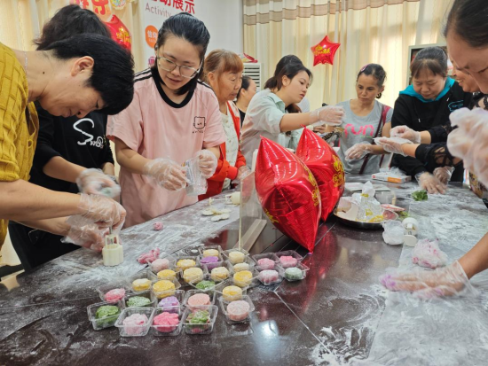 社区居民体验手工制作月饼。万盛经开区东林街道供图 社区居民体验手工制作月饼。万盛经开区东林街道供图