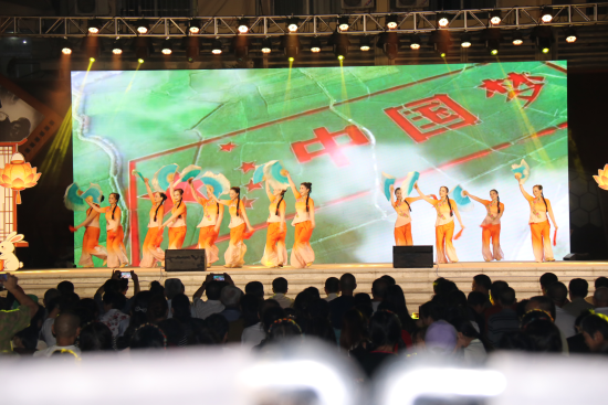 图为节目健身秧歌《热土》 刘忠义 摄 图为节目健身秧歌《热土》 刘忠义 摄