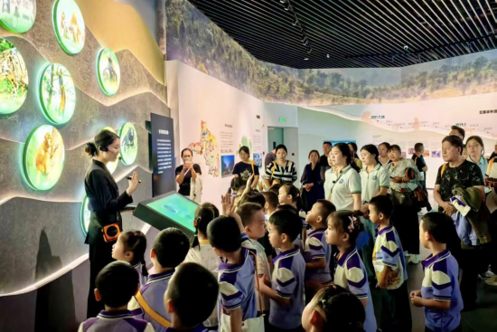 图为幼儿和家长在展馆聆听讲解。巫山县平湖幼儿园 供图 图为幼儿和家长在展馆聆听讲解。巫山县平湖幼儿园 供图