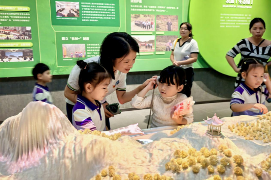 图为教师解答幼儿疑惑。巫山县平湖幼儿园 供图 图为教师解答幼儿疑惑。巫山县平湖幼儿园 供图