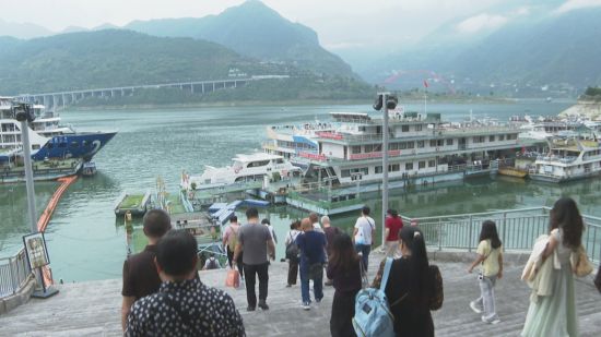 图为游客登船准备游览小三峡。巫山县委宣传部 供图 图为游客登船准备游览小三峡。巫山县委宣传部 供图