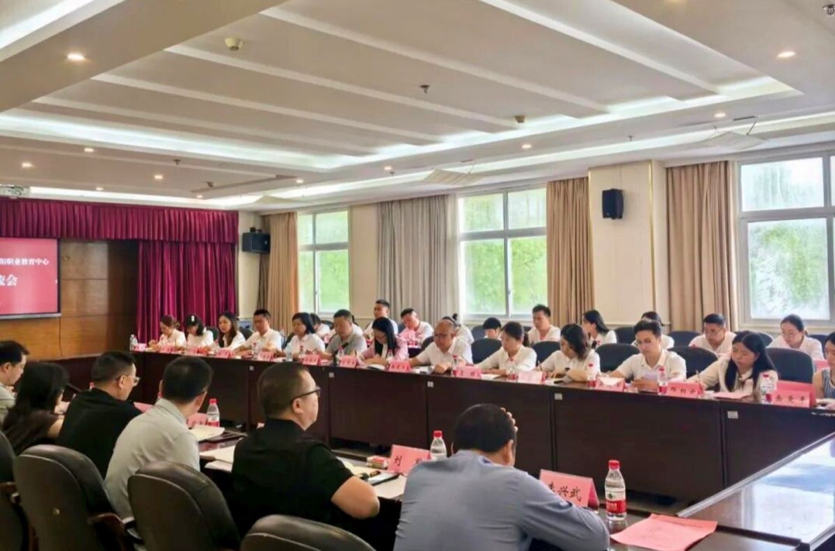 图为考察组在重庆旅游职业学院开展座谈交流。酉阳职教中心供图 图为考察组在重庆旅游职业学院开展座谈交流。酉阳职教中心供图