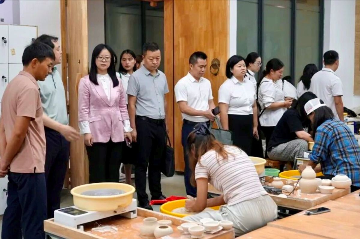 图为考察组观摩课堂教学。酉阳职教中心供图 图为考察组观摩课堂教学。酉阳职教中心供图