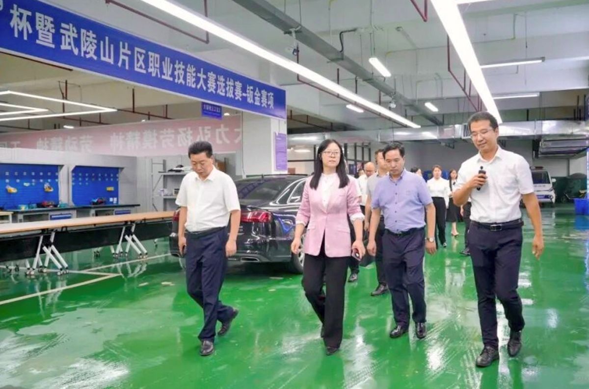 图为考察组参观实训基地。酉阳职教中心供图 图为考察组参观实训基地。酉阳职教中心供图