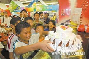 重庆一位十五岁流浪儿过生日兄弟姐妹送蛋糕