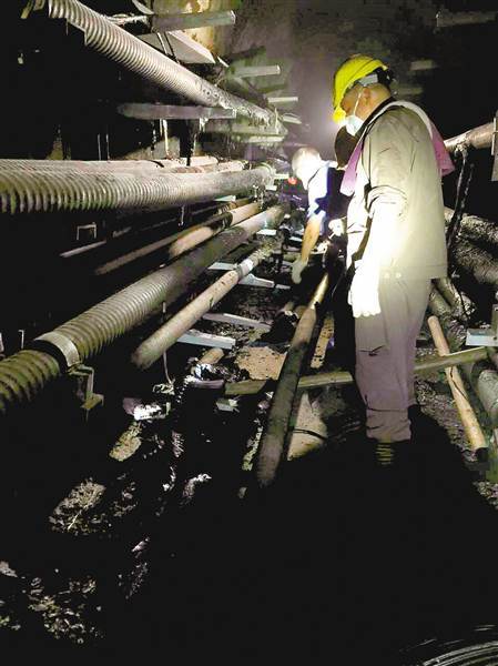 电缆沟起火 电力工人“洪荒之力”抢修