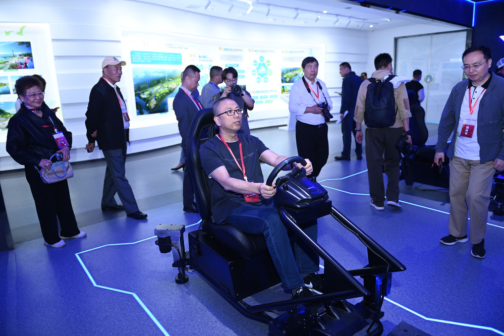 参访团人员体验VR虚拟现实技术“漫游江北”