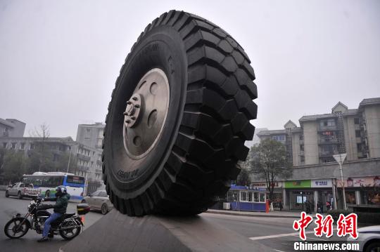 重庆公路上摆放巨型轮胎吸眼球--重庆新闻网