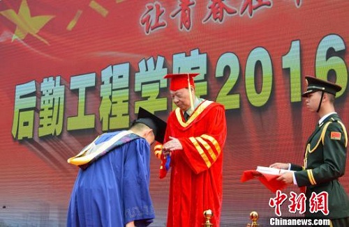 军校毕业季赠纪念章 毕业生志愿赴边远地区工