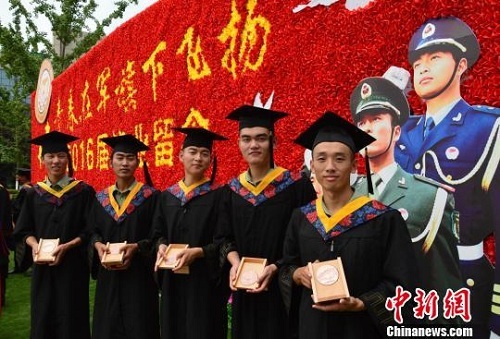 军校毕业季赠纪念章 毕业生志愿赴边远地区工作