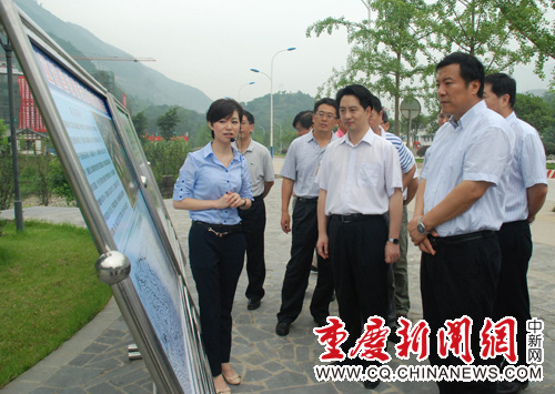 图为矫勇副部长(右一)在巫溪县委书记郑向东陪同下视察马镇坝生态河堤