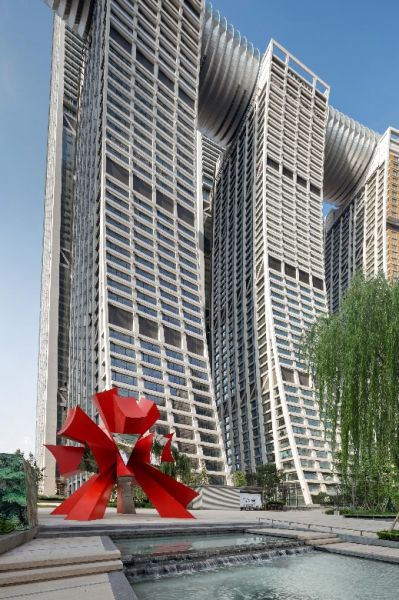图为山城花园“绽放”雕塑与塔楼弧形腰身辉映成趣。凯德集团 供图 图为山城花园“绽放”雕塑与塔楼弧形腰身辉映成趣。凯德集团 供图