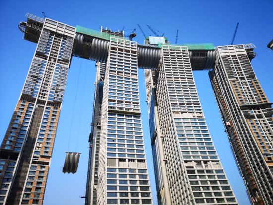 图为2019年1月水晶连廊外立面幕墙正在提升中。凯德集团 供图 图为2019年1月水晶连廊外立面幕墙正在提升中。凯德集团 供图