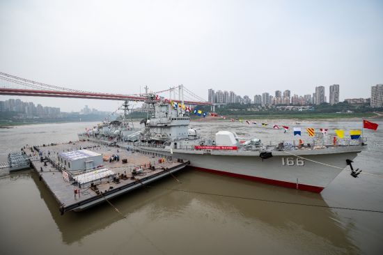 图为停泊在重庆建设码头的166舰。何蓬磊 摄 图为停泊在重庆建设码头的166舰。何蓬磊 摄