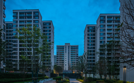 图为绿地·听江左岸交付实景。绿地 供图 图为绿地·听江左岸交付实景。绿地 供图