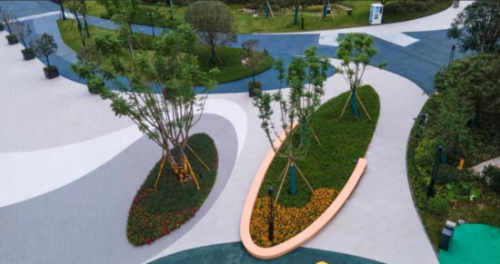 图为听江左岸交付实景。绿地 供图 图为听江左岸交付实景。绿地 供图