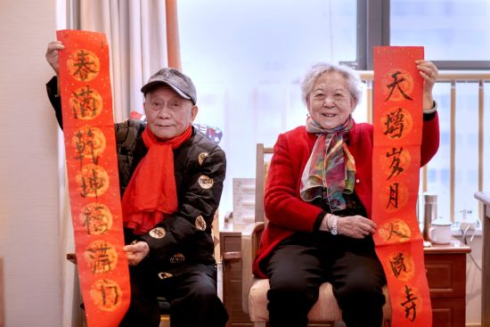图为文锦章和老伴儿邱淑君。龙湖 供图 图为文锦章和老伴儿邱淑君。龙湖 供图