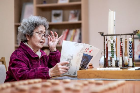 图为85岁的唐梅英。龙湖 供图 图为85岁的唐梅英。龙湖 供图