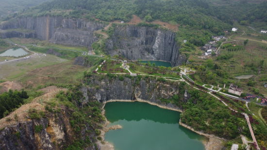 图为铜锣山矿山公园的一角。(无人机图片)张旭 摄 图为铜锣山矿山公园的一角。(无人机图片)张旭 摄