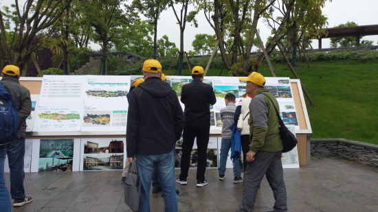 图为活动正在进行中,参与者正在了解相关情况。张旭 摄 图为活动正在进行中,参与者正在了解相关情况。张旭 摄