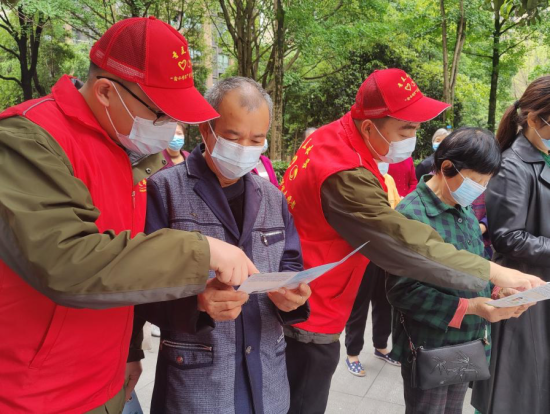 图为志愿者正在对民众进行环保宣传. 祝昌伟 摄