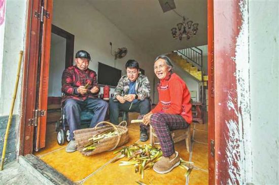 2022年4月12日,渝北区古路镇乌牛村,陈力行(中)正在和老人聊天,了解他们的生活需求。首席记者 龙帆 摄/视觉重庆 2022年4月12日,渝北区古路镇乌牛村,陈力行(中)正在和老人聊天,了解他们的生活需求。首席记者 龙帆 摄/视觉重庆