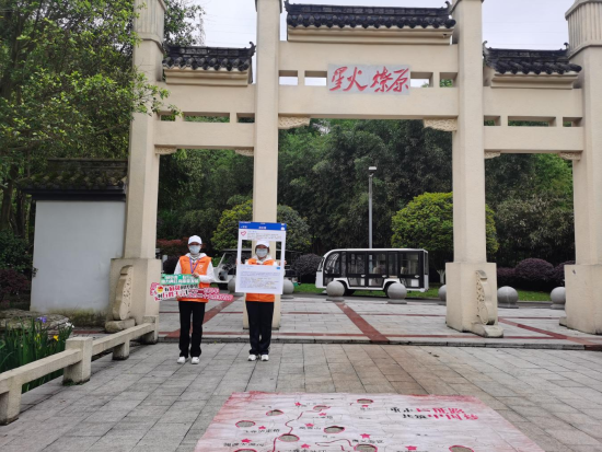 图为“园小青”青年志愿者。 刘溪涵 摄 图为“园小青”青年志愿者。 刘溪涵 摄
