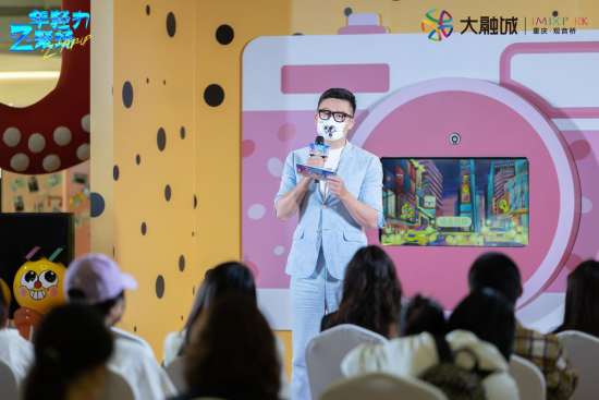 图为青年艺术家李晟分享创作心得。观音桥大融城供图 图为青年艺术家李晟分享创作心得。观音桥大融城供图