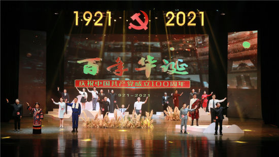 图为阅读爱好者登上舞台诵读(资料图)。重庆图书馆供图 图为阅读爱好者登上舞台诵读(资料图)。重庆图书馆供图